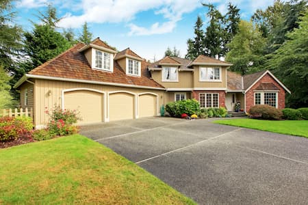 7 Benefits of Professional Driveway Cleaning: Why You Shouldn't Skip This Home Maintenance Task